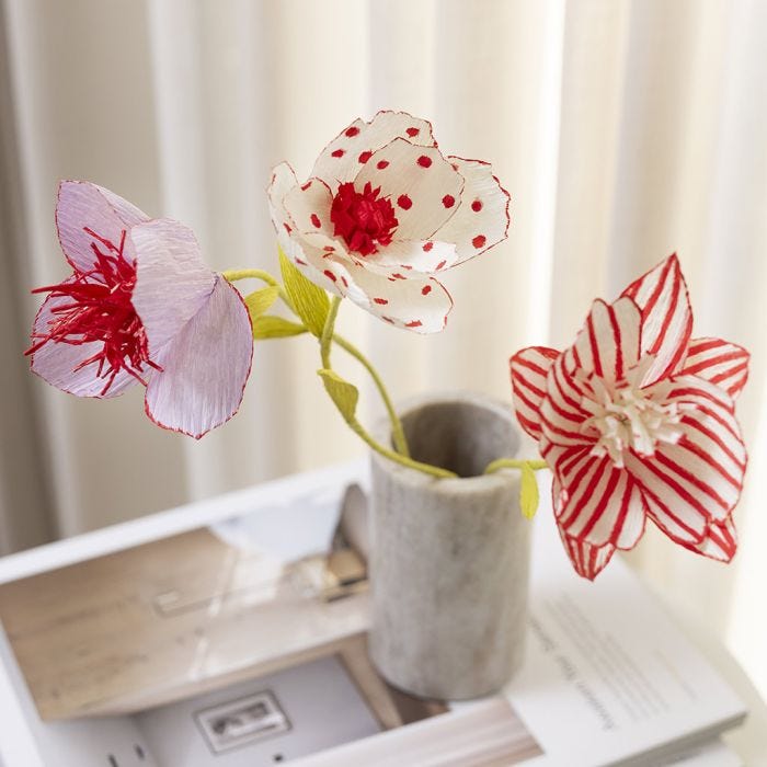 Mit Kreativ Multi Markern dekorierte Krepppapierblumen