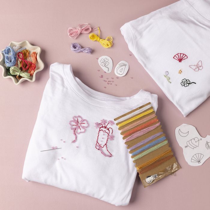 T-Shirt mit Stickerei und Perlen