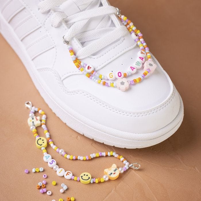 Perlenkette als Schuhverzierung