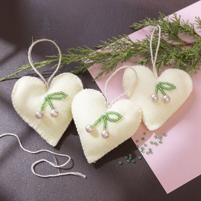 Filz-Weihnachtsherzen mit Kirschen aus Perlen