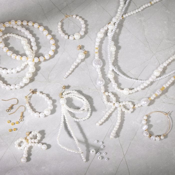 Schmuck mit perlmuttweißen Perlen