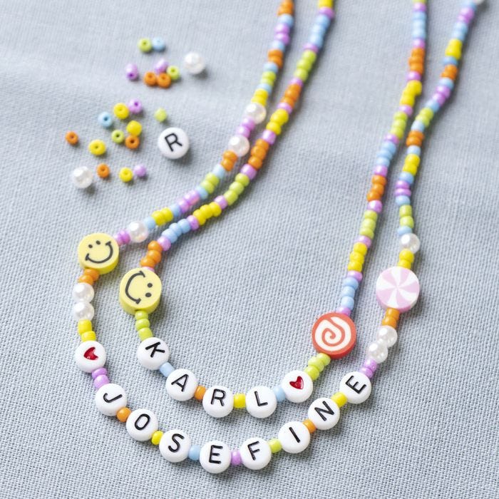 Perlenkette mit Buchstaben, Figuren und Smileys