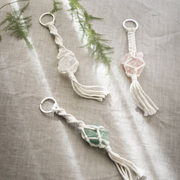 Schlüsselanhänger aus Macramé mit Kristall