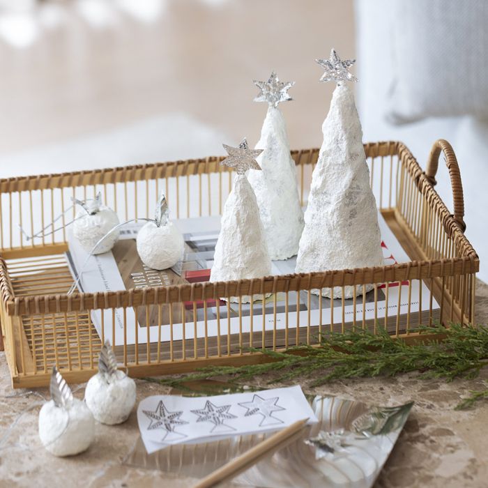 Weihnachtsbäume und Äpfel mit Pulpe- und Silberdekorationen