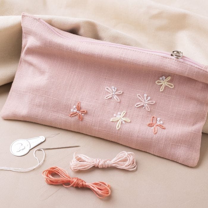 Clutch aus Lederimitatpapier mit aufgestickten Schmetterlingen
