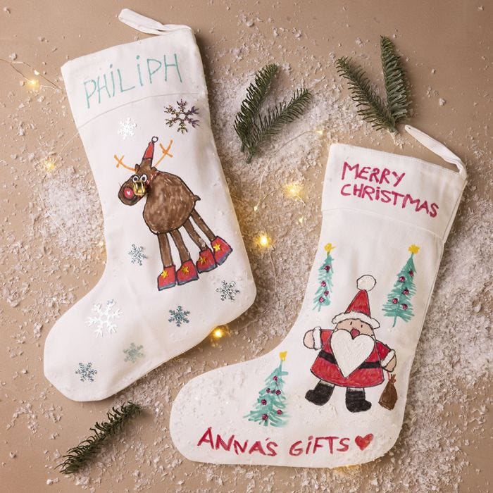 Weihnachtsstrumpf, verziert mit Stoffmalstiften