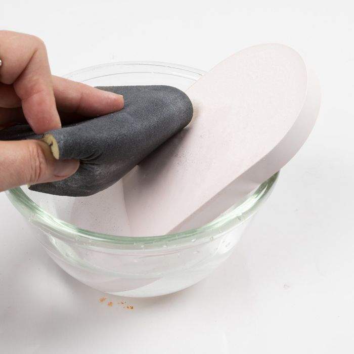 So geben Sie dem Kunstharzguss einen letzten Schliff