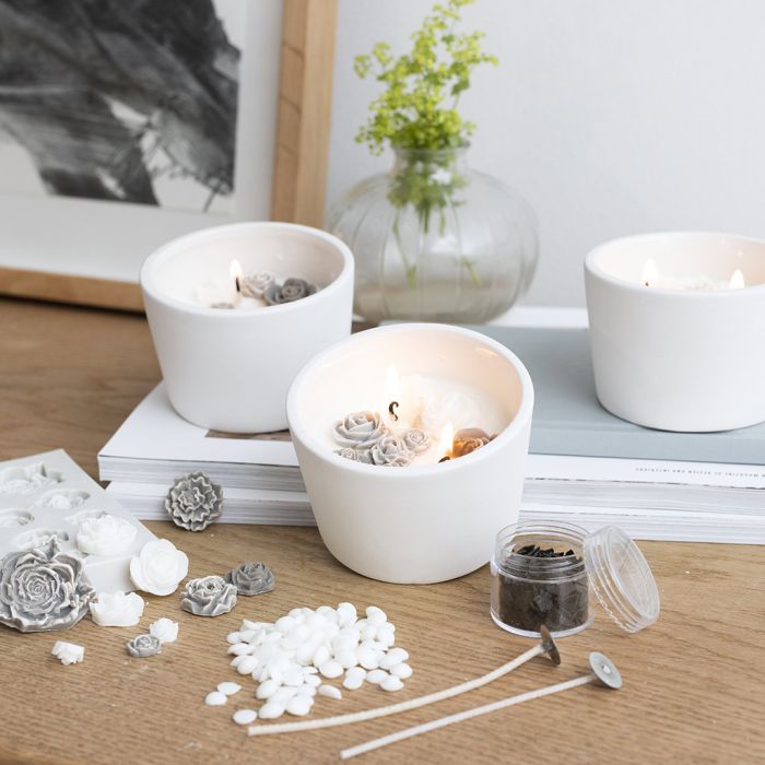 Sojawachskerze mit Rosen in Schale