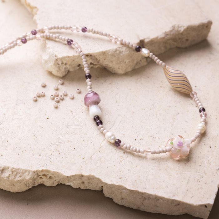 Halskette mit dicken rosa Glasperlen