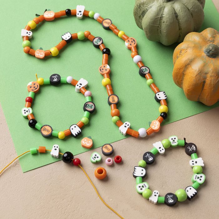 Halloween-Schmuck mit Spinnen und Geistern