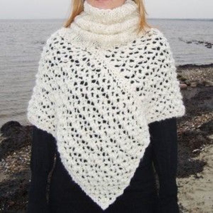 Kurzer Poncho mit Rollkragen