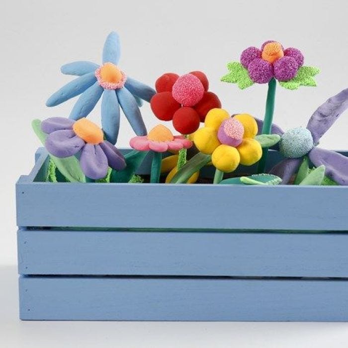 Ein Blumenkasten mit Blumen aus Silk Clay und Foam Clay