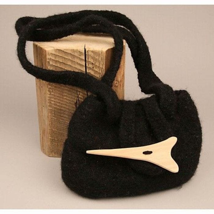 Motiv-Knöpfe aus Holz auf eine Tasche aufgenäht