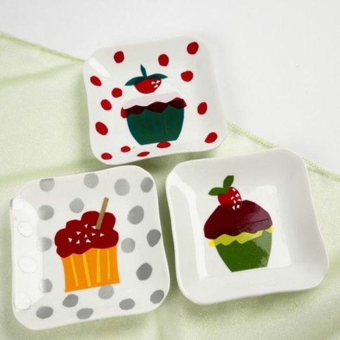 Kuchenteller verziert mit Cup Cake-Motiven