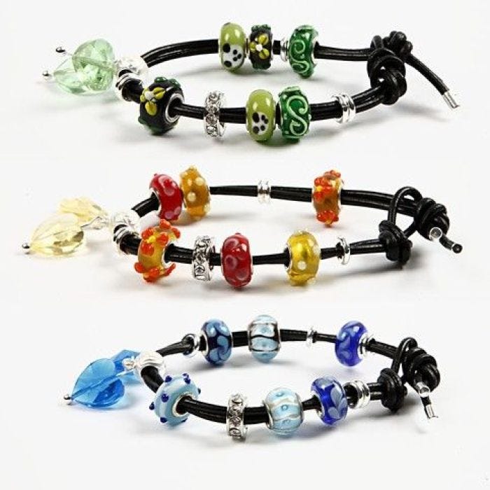 Lederarmband mit Glasperlen/Anhänger