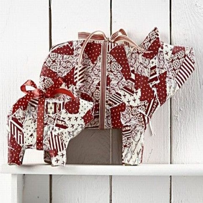Schweine mit Papier und Dekoband