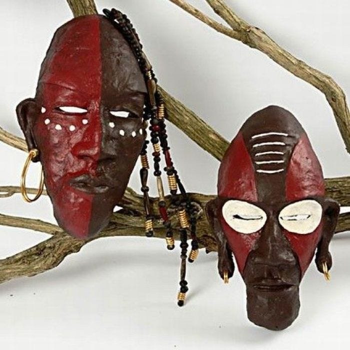 Verzierte afrikanische Masken
