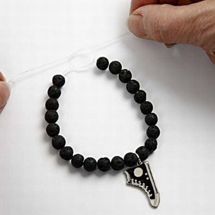 Armband aus Perlen mit Charm (topmodischer kleiner Anhänger)