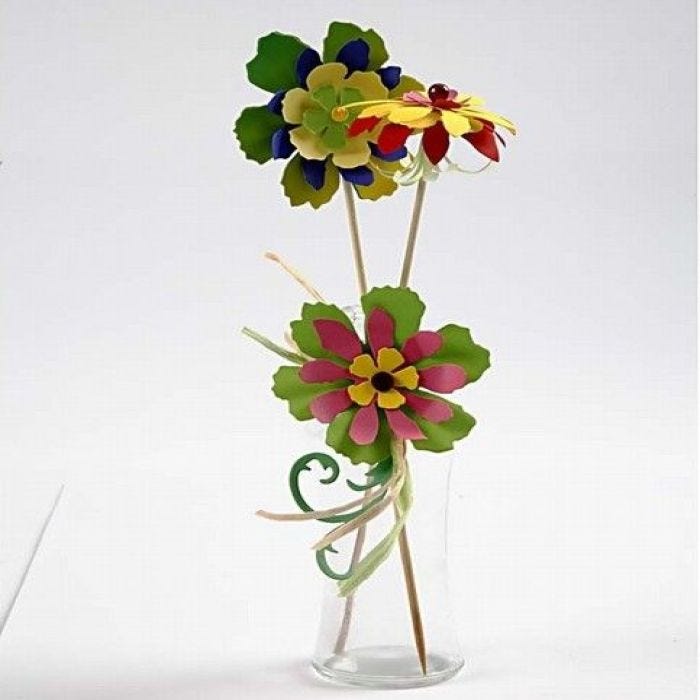 Dekorative Blumen in einer Glasvase