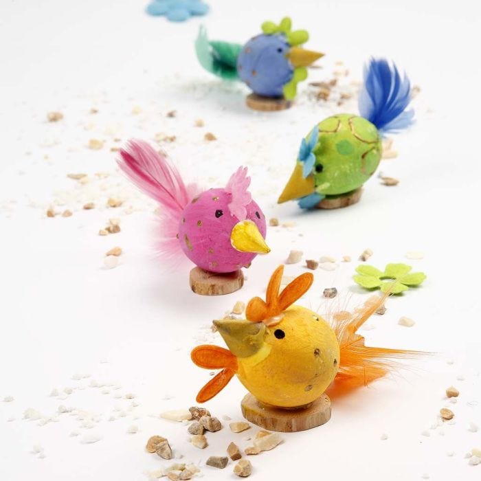 Küken aus Watte-Eiern, verziert mit Farbe, Filzblüten und Federn