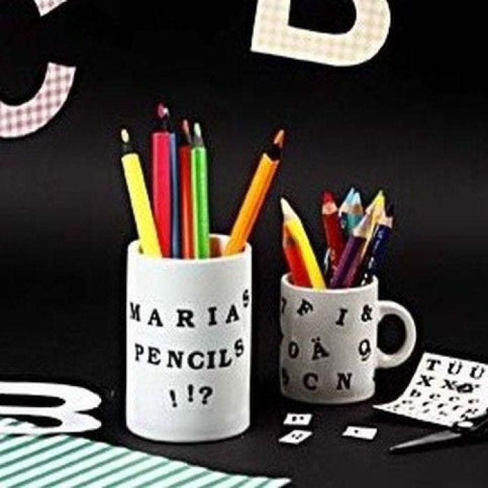 Porzellanbecher mit Color Dekor Buchstaben