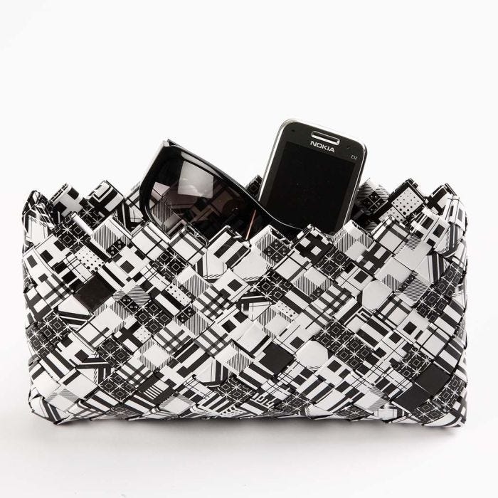 Aus Papier gewebte Tasche / Clutch