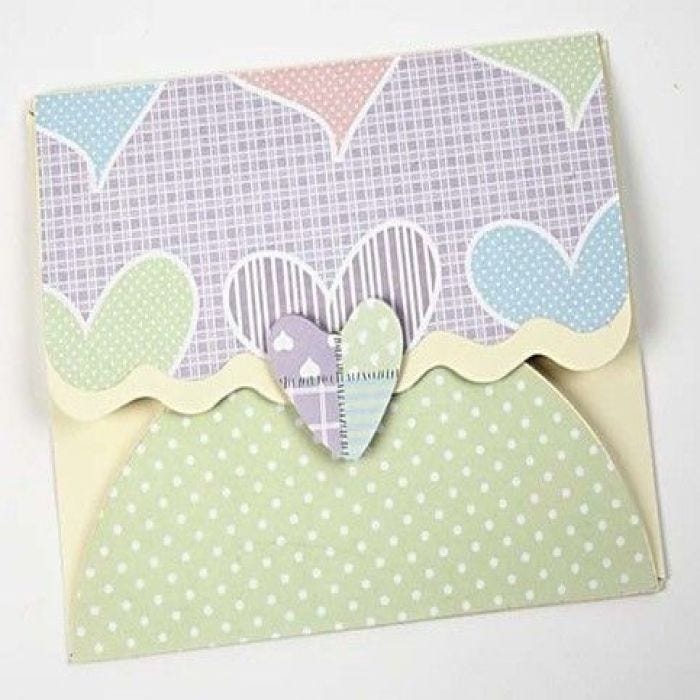 Ein Umschlag mit Fiskars ShapeCutter-Muster