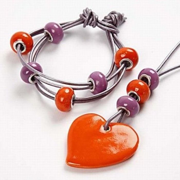 Trendiger Schmuck aus Lederband und Perlen