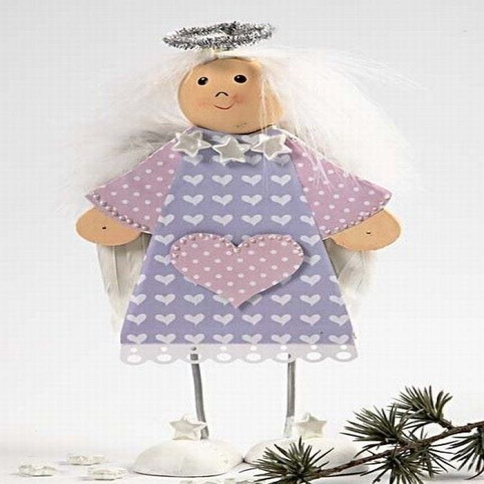 Ein Holzengel mit Kleid
