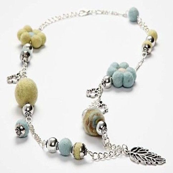 Halskette mit Wolle und Silber