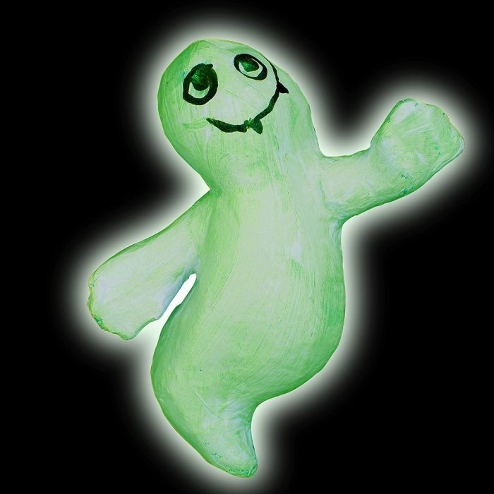 Leuchtende Pappmaché-Geister