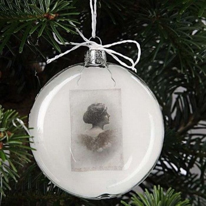 Eine flache Glaskugel mit Découpage