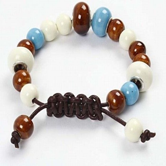 Ein Armband mit Keramikperlen