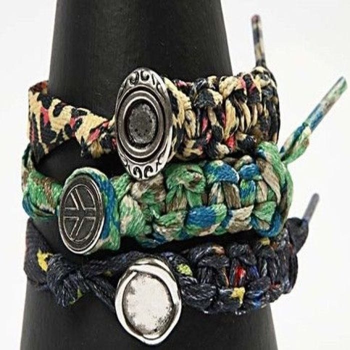Armbänder aus Schnürsenkeln