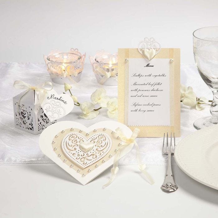 Hochzeitseinladung und Tischdekoration