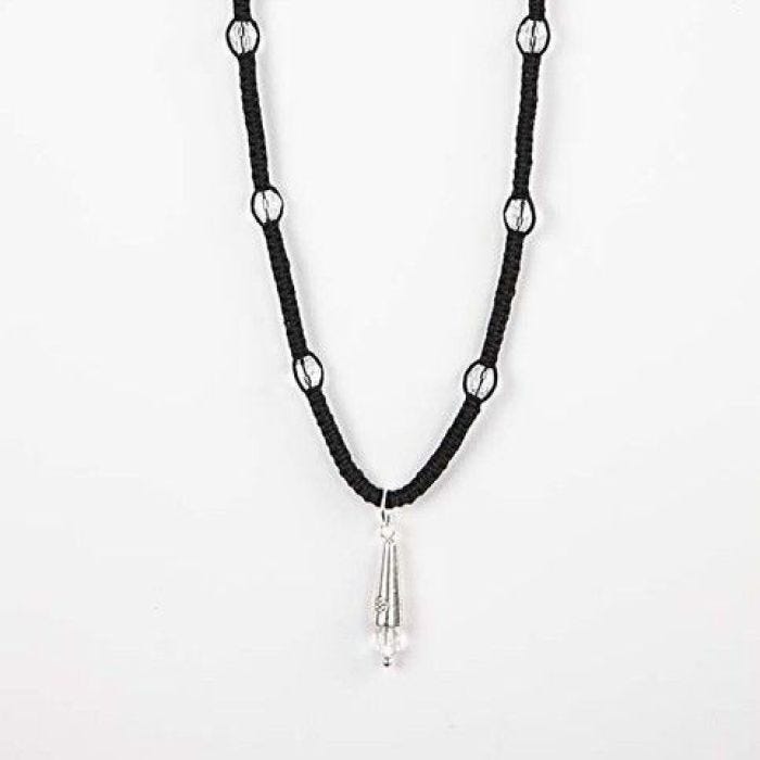 Macramé-Halskette mit Kegel und Perlen