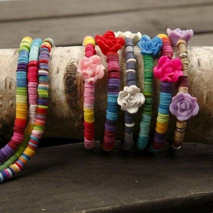 Armbänder mit Perlen auf elastischem Schmuckband