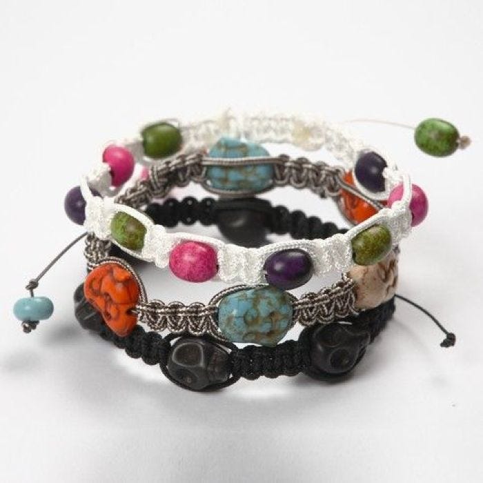 Geflochtene Armbänder mit farbigen Howlithperlen