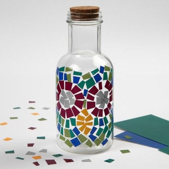 Glasflasche, verziert mit Color Decor