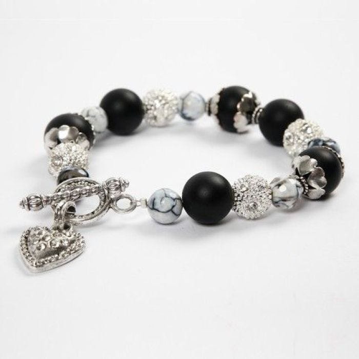 Ein Armband mit Herz-Knebelverschluß