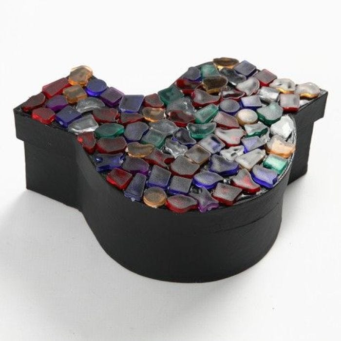 Eine Schachtel mit Mosaikteilen aus Kunststoff