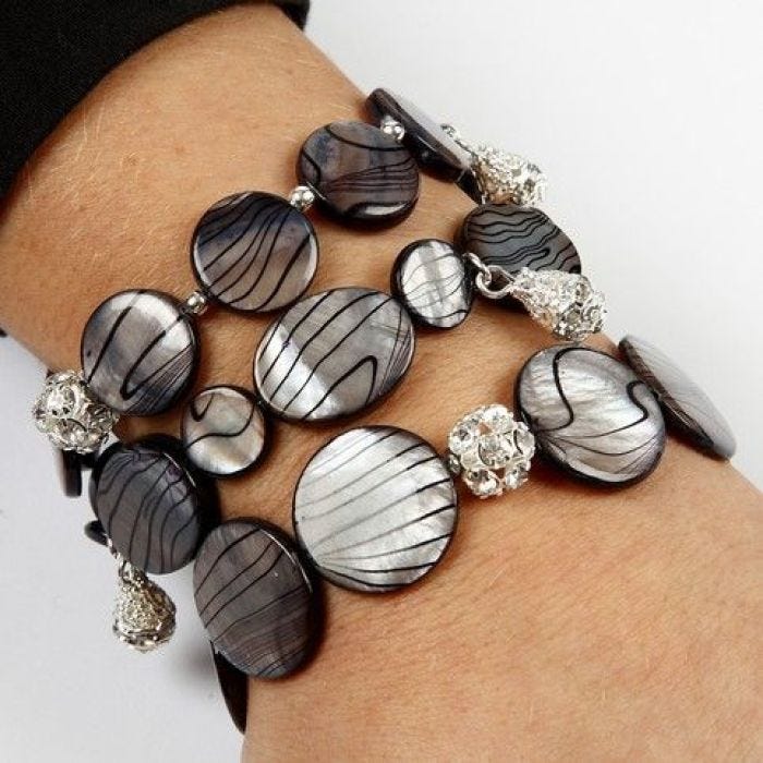 Ein Armband mit Austernperlen