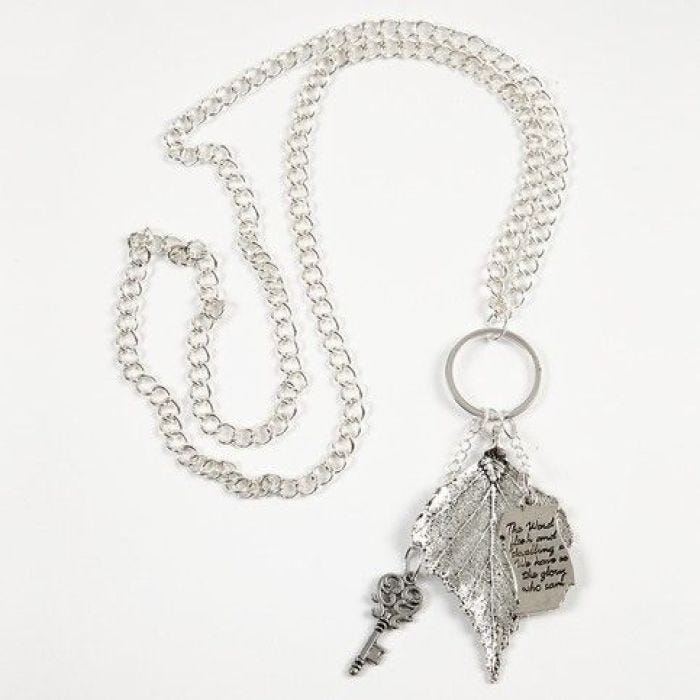 Schmuck mit Metallanhängern