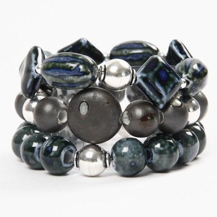 Ein Armband mit Keramikperlen