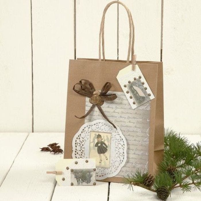 Eine Geschenktüte mit Dekorationen