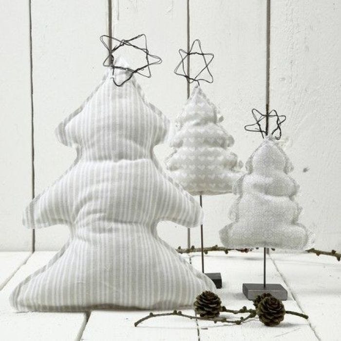 Ein Weihnachtsbaum auf einem Ständer