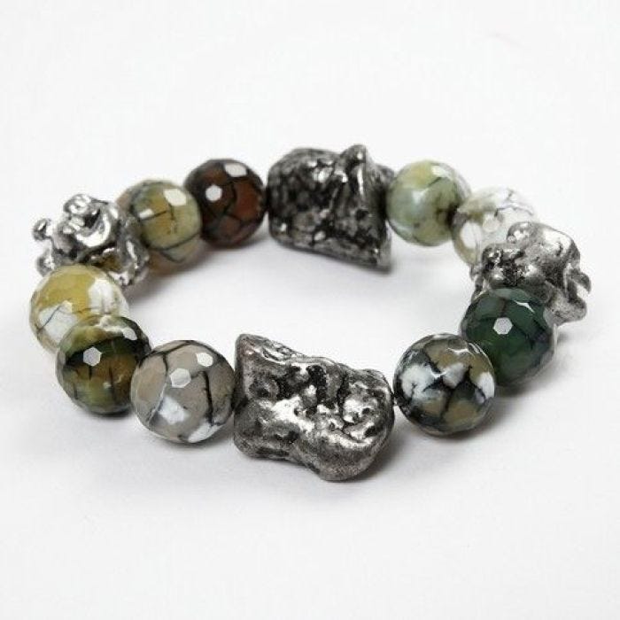 Ein Armband mit Metallperlen