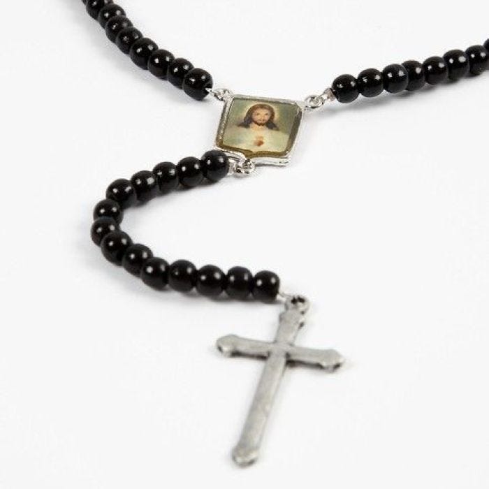 Ein Christus-Medaillon mit Holzperlen