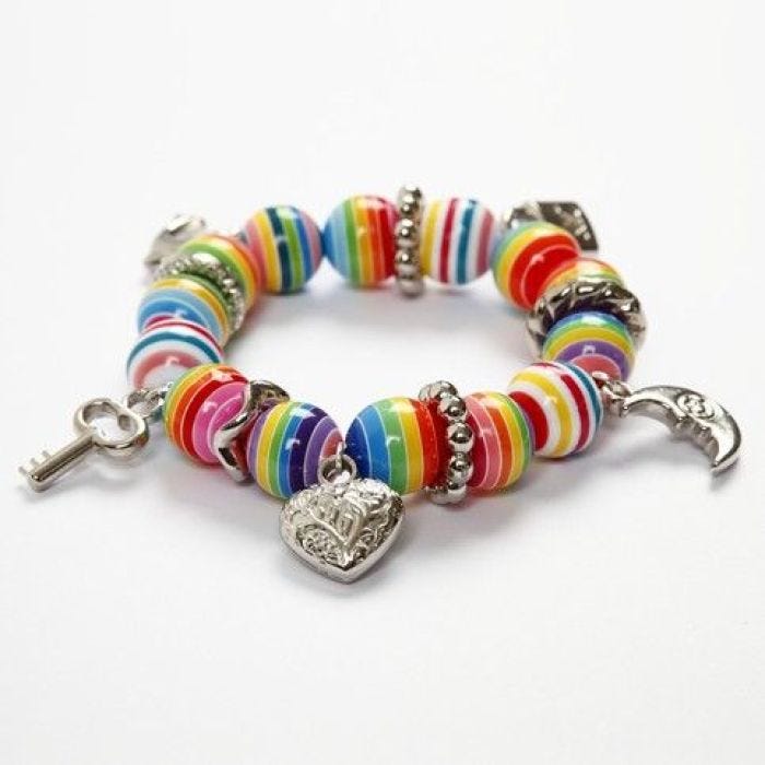 Ein Armband mit Silberanhängern