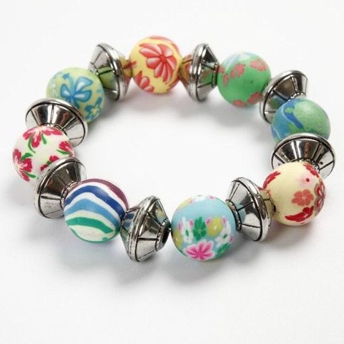 Ein Armband mit Tonperlen